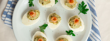 Huevos rellenos de salmón y aguacate, una forma diferente de disfrutar de la cena más fácil del verano 