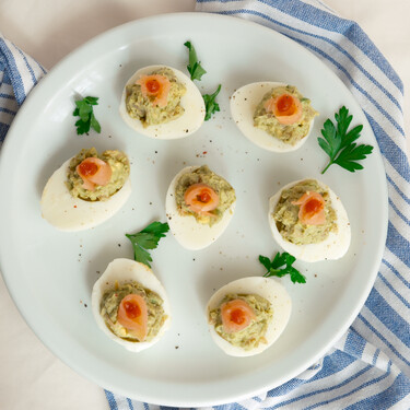 Huevos rellenos de salmón y aguacate, una forma diferente de disfrutar de la cena más fácil del verano 