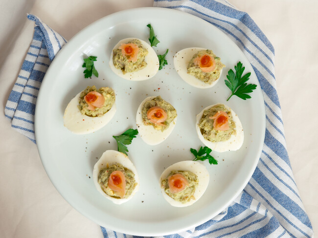 Huevos Rellenos De Agaucate Y Salmon