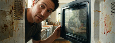 Cómo lograr que el microondas esté siempre impecable: el truco del papel absorbente