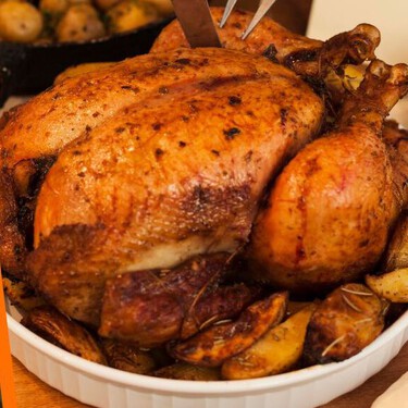 Cómo hacer un pollo relleno y rostizado sin horno con la receta del Chef Oropeza para Año Nuevo y disfrutar con puré de papa
