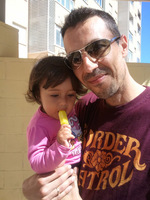 La foto de tu bebé: Carla con papá y su primer helado
