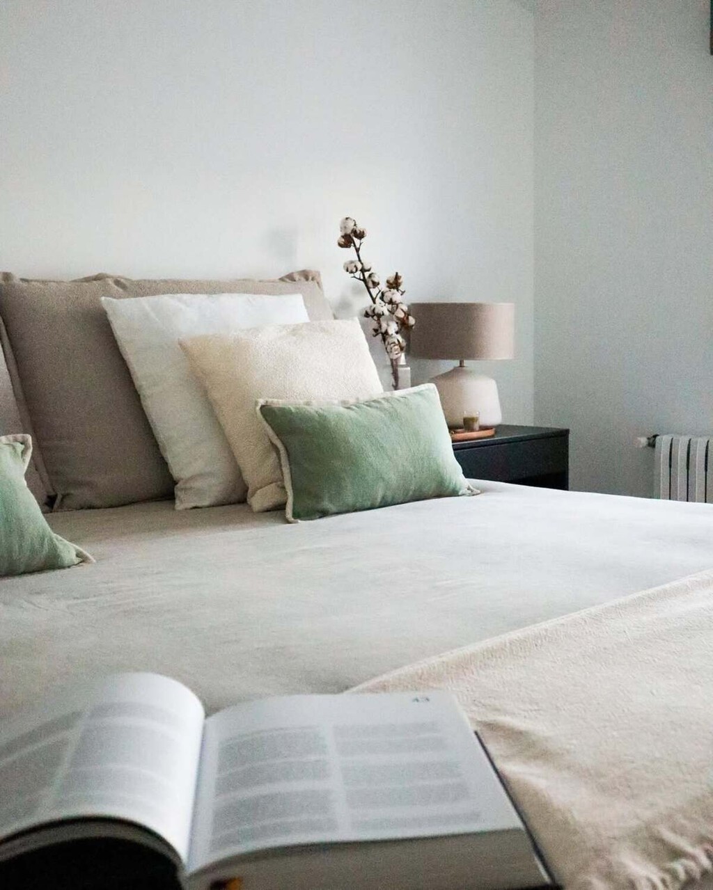 Una interiorista da cuatro ideas para decorar dormitorios sin cabeceros y pegar la cama a la pared sin renunciar al estilo y la comodidad
