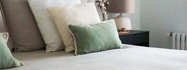 Una interiorista da cuatro ideas para decorar dormitorios sin cabeceros y pegar la cama a la pared sin renunciar al estilo y la comodidad