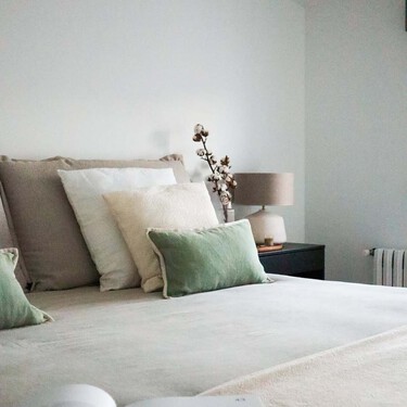Una interiorista da cuatro ideas para decorar dormitorios sin cabeceros y pegar la cama a la pared sin renunciar al estilo y la comodidad