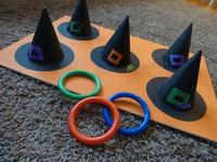 En Halloween podréis jugar a lanzar aros... sobre gorros de bruja