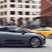 Los peatones miran al cielo y no a la calle cuando escuchan el sonido artificial de un coche eléctrico