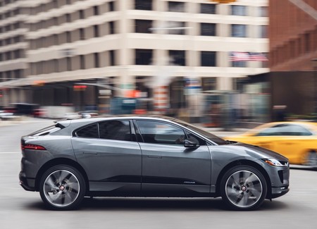 Los peatones miran al cielo y no a la calle cuando escuchan el sonido artificial de un coche eléctrico