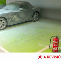 Han destrozado mi coche en un parking público. Estos son los pasos a seguir con el aparcamiento y los seguros para esperar que lo cubran