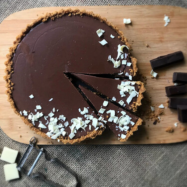 La tarta de chocolate más fácil y rápida del mundo se hace en 15 minutos pero parece de pastelería cara 