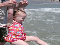 Tirar de los brazos de los niños puede causar lesiones