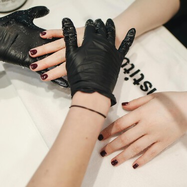 Manicuras elegantes y distinguidas con este esmalte que tiene todo para triunfar este otoño 2025