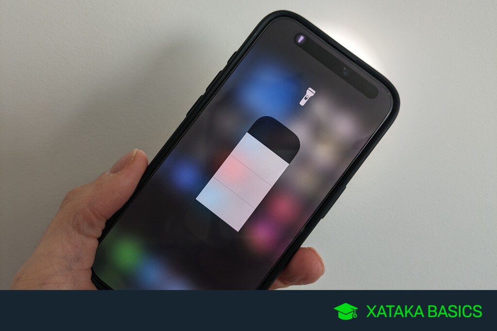 Truco de mantener pulsado el icono de la linterna en tu móvil: para qué sirve y cómo usarlo 