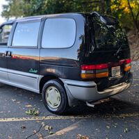 En los 90 las cámaras para ayudarte a aparcar en los coches eran ciencia ficción. Los japoneses lo solucionaron con un espejo trasero mirando al suelo
