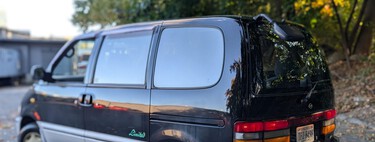 En los 90 las cámaras para ayudarte a aparcar en los coches eran ciencia ficción. Los japoneses lo solucionaron con un espejo trasero mirando al suelo