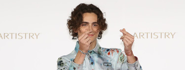 Timothée Chalamet viste arte (literalmente) con un peto en denim en la alfombra roja