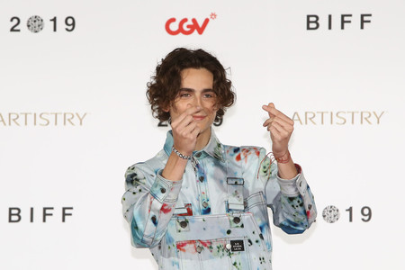 Timothée Chalamet viste arte (literalmente) con un peto en denim en la alfombra roja