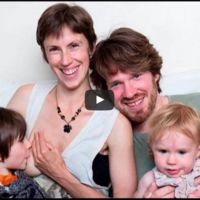 Esta familia pide ayuda para financiar su estilo de vida sostenible y criar a sus hijos "fuera del sistema"