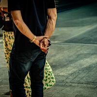 La psicología apunta a que las personas que caminan con las manos a la espalda no lo hacen por bienestar, sino por reflexión y calma