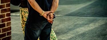 La psicología apunta a que las personas que caminan con las manos a la espalda no lo hacen por bienestar, sino por reflexión y calma