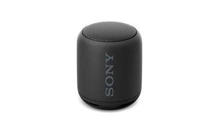 Un pequeño altavoz resistente al agua como el Sony SRSXB10, ahora, en MediaMarkt te sale por 39 euros en todos los colores