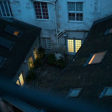 Antes y después: así se transforma un patio oscuro y pequeño en una auténtica jungla urbana 