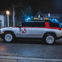 Ni Cadillac ni motor V8: el nuevo coche de los Cazafantasmas es un SUV eléctrico y Bill Murray ya lo ha probado