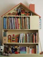 Una buena idea: fabricar una estantería con forma de casita para los peques