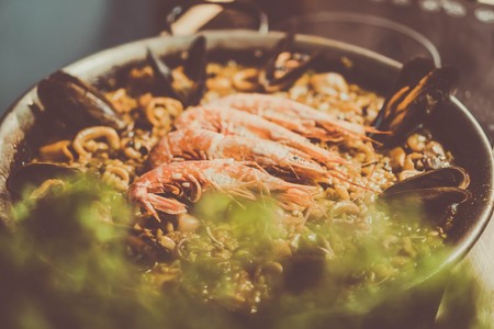 Más proteínas, menos calorías: cinco alimentos con alto aporte proteico que tienen cabida en tu dieta (y 11 recetas para incluirlos en ella)