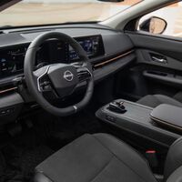 La tecnología en los autos se nos está yendo de las manos, al grado que hay una marca llamando a sus clientes para explicarles cómo usar su coche