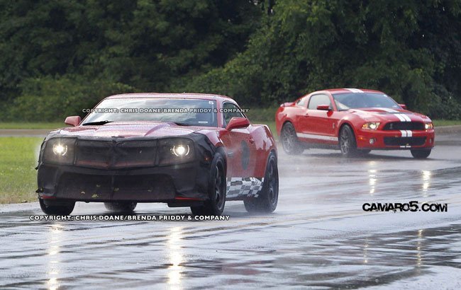Foto espia del Chevrolet Camaro Z28 junto al Shelby Mustang GT500