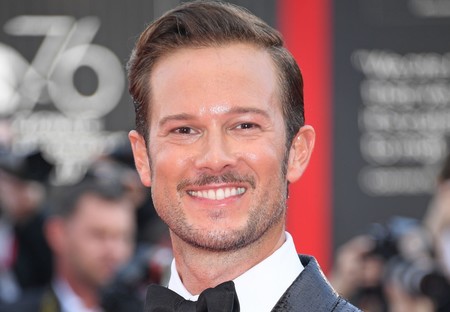 Paolo Stella le da un giro exótico al tuxedo en el Festival de Cine de Venecia