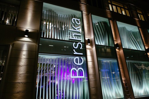 Bershka supera a Mango y a Zara con sus rebajas: chaquetas, vestidos, vaqueros y más desde 10 euros 