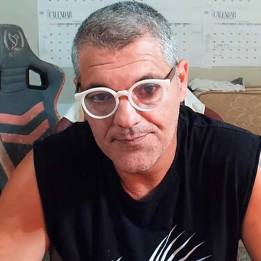 Hay un motivo por el que Frank Cuesta ha contado la verdad. Se llama Chi, y le tiene más respeto de lo que parece