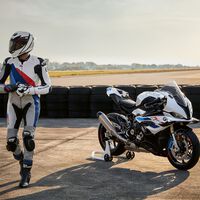 ¡Furia alemana! La nueva BMW S 1000 RR estrena alerones y es aún más potente (y más cara)