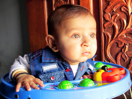 Bebé en un andador