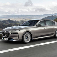 El BMW i7 ya tiene precio: una avanzada limusina eléctrica a todo lujo con hasta pantalla de cine