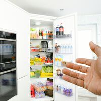 Hay quien abre la puerta del frigorífico para tener aire acondicionado "low cost". Es una mala idea en todos los sentidos