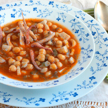 La receta más rápida de legumbres es alta en proteínas y muy saciante. Sólo necesitas un bote de garbanzos y cuatro ingredientes más