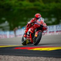 Marc Márquez regresa a la pole bajo la lluvia de Sachsenring y fuerte accidente de Maverick Viñales 