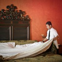 Entre las grandes fortunas hay niveles. Y los que limpian las mansiones más extremas ganan más que  un presidente de gobierno