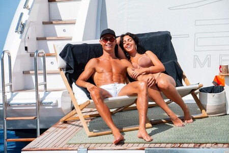El morreo en alta mar de Cristiano Ronaldo y Georgina Rodríguez (en medio de unas vacaciones que, si eres de envidia fácil, mejor no ver)