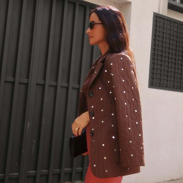 Las nuevas Nike Cortez burdeos que mejor sientan con trajes para ir a la oficina  