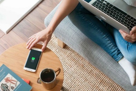 FurniQi es una mesa de aspecto clásico pero con la última tecnología de recarga inalámbrica bajo su superficie