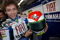 El casco de Rossi a subasta, por una buena causa