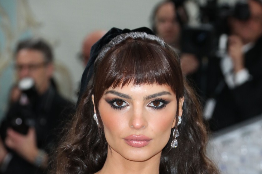 Gala Met 2023 Emily Ratajkowski y su semirecogido con flequillo baby bangs