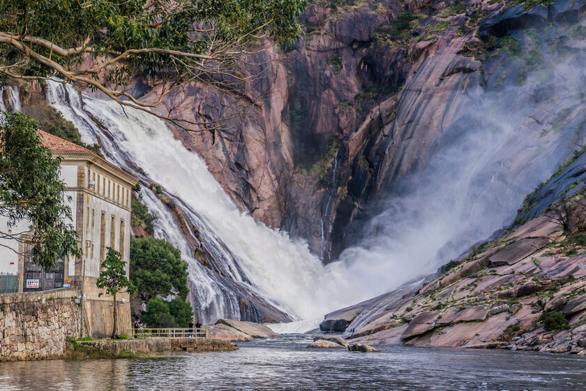 Dónde si no: el río gallego que desemboca directamente en un acantilado sobre el mar en la comarca de Finisterre