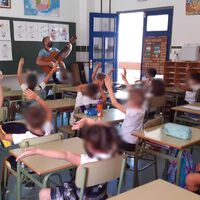 Cuando aprender entusiasma y divierte: la historia de Juan González, el maestro que enseña a sus alumnos al son de la guitarra