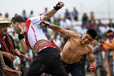 Homens lutando no Takanakuy | Fonte: Getty Images