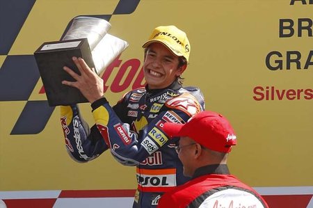 Marc Márquez en el podio de Silverstone 2010